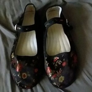 Women's Mary Jane shoe size 7.